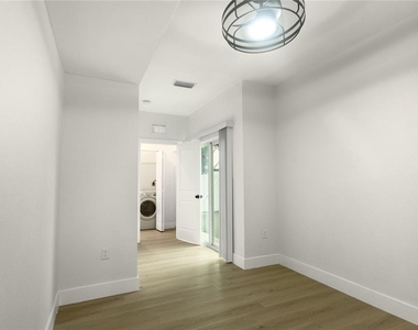910 E Osborne Avenue - Photo Thumbnail 6