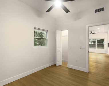 910 E Osborne Avenue - Photo Thumbnail 14