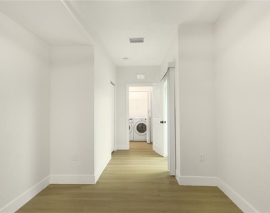 910 E Osborne Avenue - Photo Thumbnail 7
