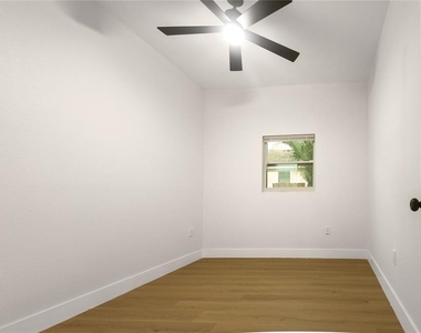 910 E Osborne Avenue - Photo Thumbnail 11