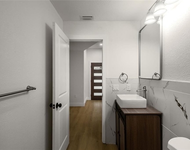 910 E Osborne Avenue - Photo Thumbnail 16