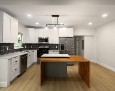 910 E Osborne Avenue - Photo Thumbnail 2
