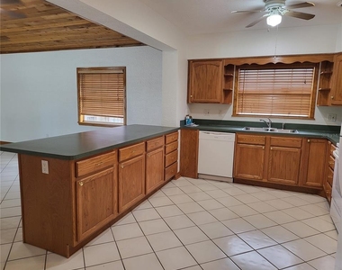 1601 Summerdale Drive S - Photo Thumbnail 8