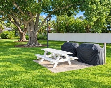 946 Virginia Street - Photo Thumbnail 8