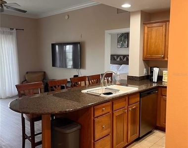 7637 Heritage Crossing Way - Photo Thumbnail 5