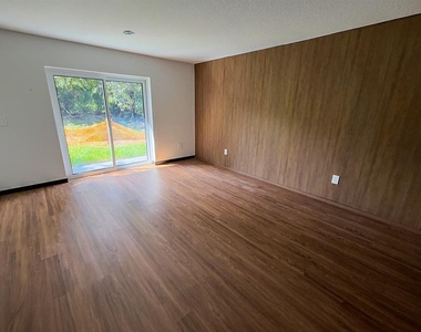 332 Lake Crescent Drive - Photo Thumbnail 2