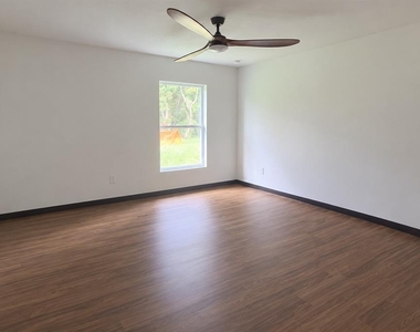 332 Lake Crescent Drive - Photo Thumbnail 3