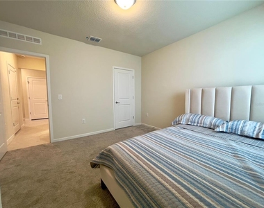 2143 Charming Avenue - Photo Thumbnail 8