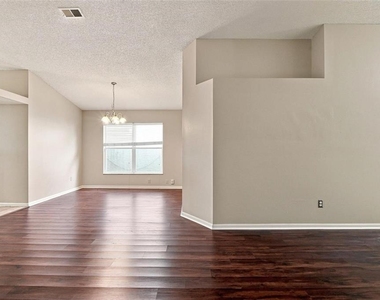 562 Short Pine Circle - Photo Thumbnail 2