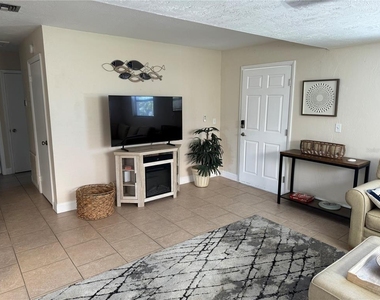 834 E 25th Avenue - Photo Thumbnail 6