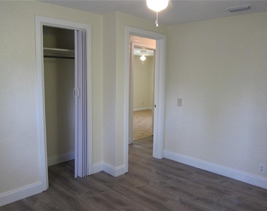 2325 Se 12 Street - Photo Thumbnail 2