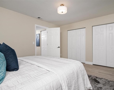 5217 81st Street N - Photo Thumbnail 5