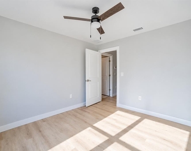 470 Venango Street - Photo Thumbnail 8