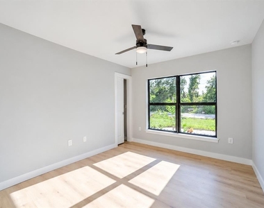 470 Venango Street - Photo Thumbnail 7