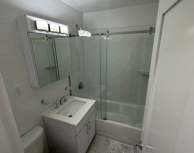 East 82nd Street - Photo Thumbnail 4