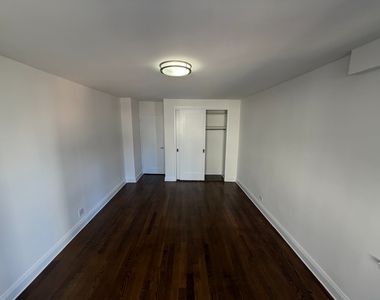 East 82nd Street - Photo Thumbnail 2
