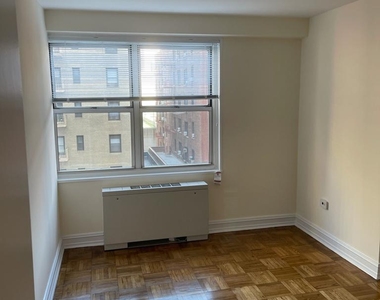 W 52 St / 8th Avenue - Photo Thumbnail 3