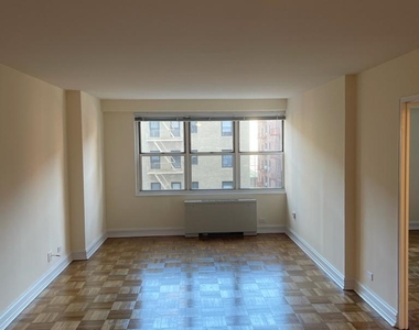 W 52 St / 8th Avenue - Photo Thumbnail 2