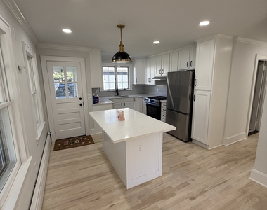 250 Jackson Avenue - Photo Thumbnail 3