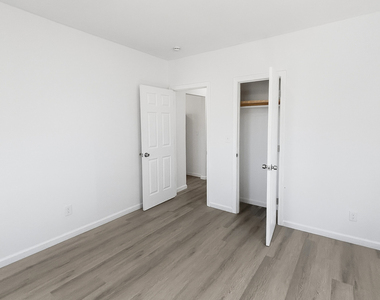 1739 Stratford Avenue - Photo Thumbnail 16