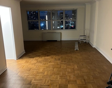 W 52 ST / 8th Avenue - Photo Thumbnail 4