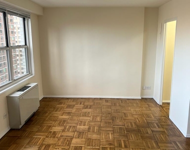 W 52 St / 8th Avenue - Photo Thumbnail 4