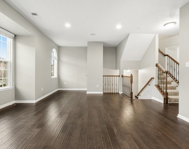 1204 Pointe View Drive - Photo Thumbnail 10