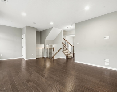 1204 Pointe View Drive - Photo Thumbnail 9