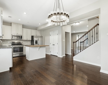 1204 Pointe View Drive - Photo Thumbnail 11