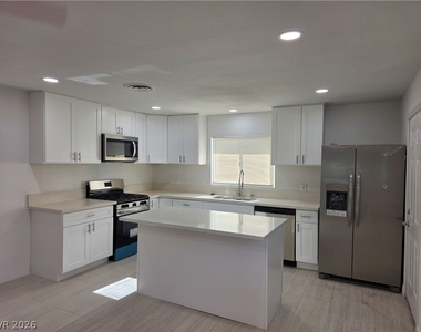 3175 Palmdale Street - Photo Thumbnail 4