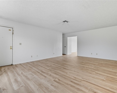 4732 Lakestream Avenue - Photo Thumbnail 7