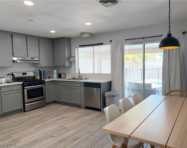 7488 Walnut Creek Drive - Photo Thumbnail 4