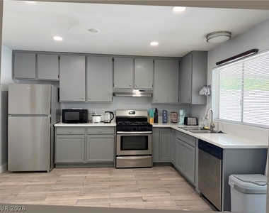 7488 Walnut Creek Drive - Photo Thumbnail 8