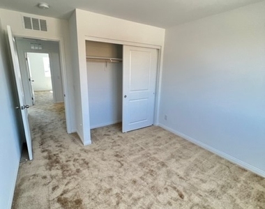 10440 Bagg Avenue - Photo Thumbnail 10