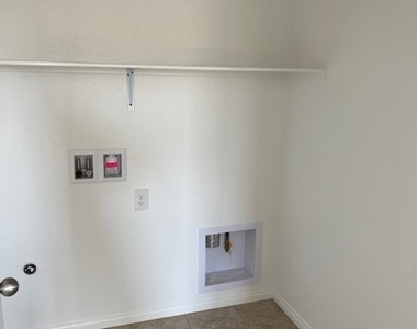 10440 Bagg Avenue - Photo Thumbnail 12