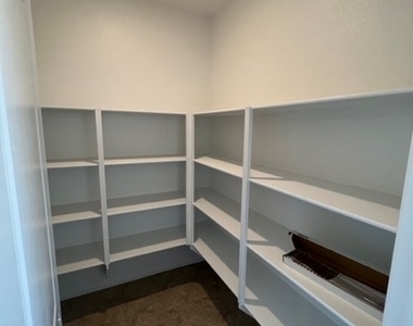 10440 Bagg Avenue - Photo Thumbnail 6