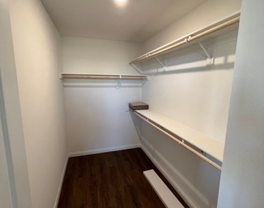 10440 Bagg Avenue - Photo Thumbnail 13