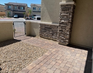 10440 Bagg Avenue - Photo Thumbnail 16
