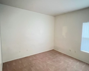 7255 W Sunset Road - Photo Thumbnail 4