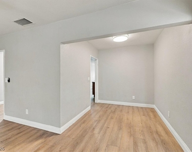 427 S 16th Street - Photo Thumbnail 3
