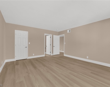 5386 River Glen Drive - Photo Thumbnail 6