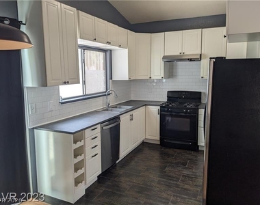 712 Brenner Way - Photo Thumbnail 8