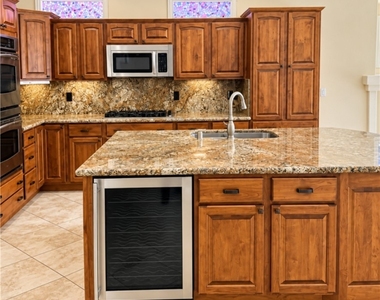 10279 Queensbury Avenue - Photo Thumbnail 5