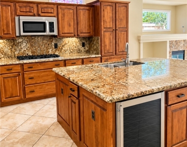 10279 Queensbury Avenue - Photo Thumbnail 3