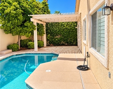 10279 Queensbury Avenue - Photo Thumbnail 8