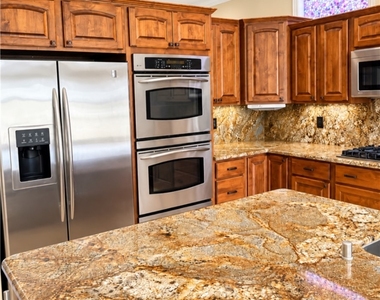 10279 Queensbury Avenue - Photo Thumbnail 4