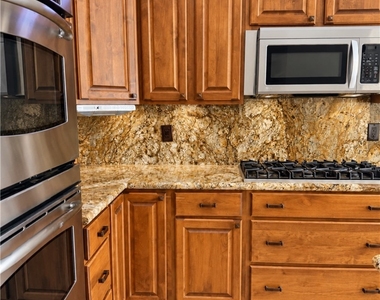 10279 Queensbury Avenue - Photo Thumbnail 21