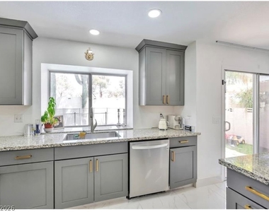 8404 Shore Breeze Drive - Photo Thumbnail 6