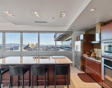 4471 Dean Martin Drive - Photo Thumbnail 6