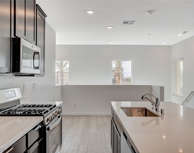 275 Callen Falls Avenue - Photo Thumbnail 12